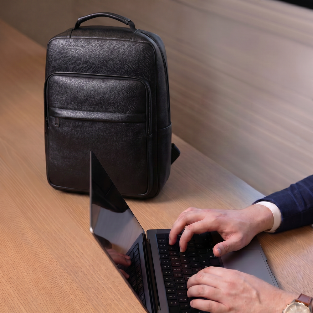 Mochila Executiva Impermeável de Couro Legítimo para Notebook 15.6