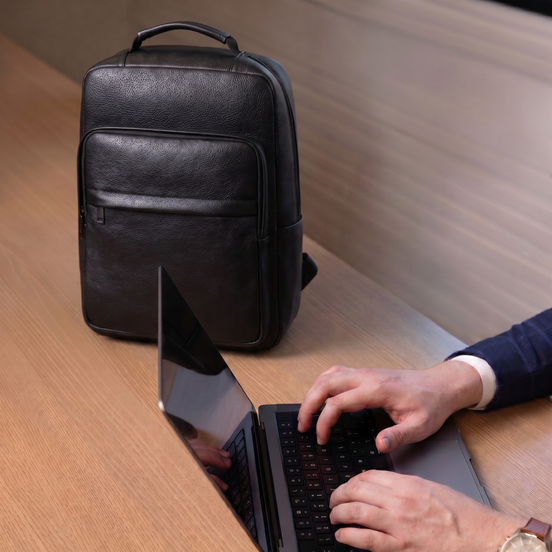 Mochila Executiva Impermeável de Couro Legítimo para Notebook 15.6